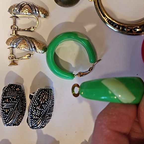 LOT of vintage screw back and clip on earrings - Picture 2 of 8